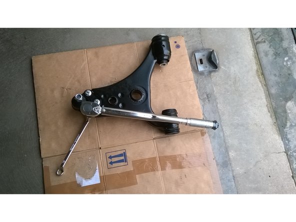 serrer les boulons de maintien de la rotule du triangle neuf à la clef dynamométrique (6 dan) avant la pose