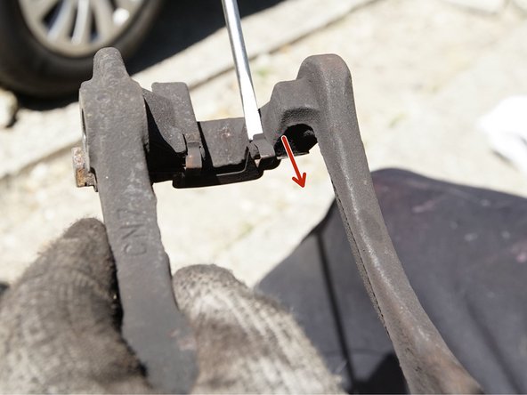 Retirer les 2 accroches accueillant les plaquettes.