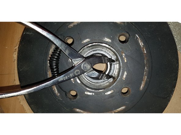 Avec une pince à circlips, retirez le circlip.