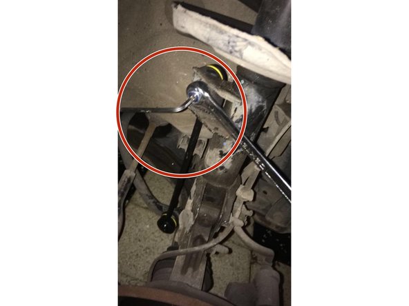 Placer la nouvelle biellette puis serrer les deux écrou en maintenant l 'axe de la routule avec une cle BTR de 5 mm