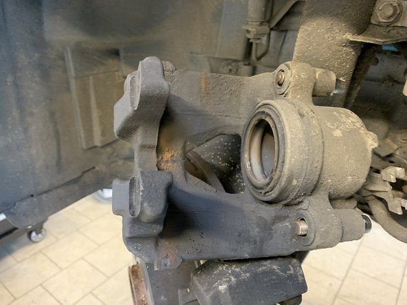 Repousser le piston à l'aide d'une pince multiprise