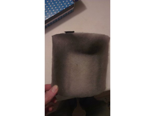 On peut voir sur la 3ème photo que visiblement, l'ancien filtre était appuyé sur un des côté de la boite, ce qui à obstrué le passage de l'air (et donc forcé le passage sur le reste de la surface...). Ce qui a donc en quelque sorte &quot;diminué la surface de traitement&quot;.