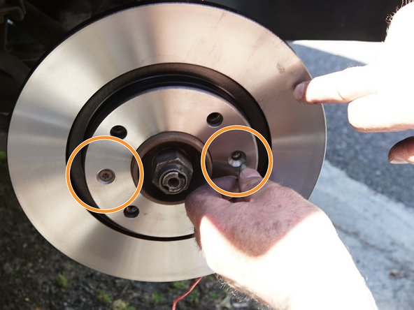 Alignez les trous du disque avec ceux du moyeux