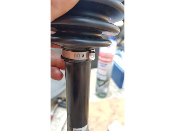 Placez le collier de serrage et verrouillez-le avec une tenaille.