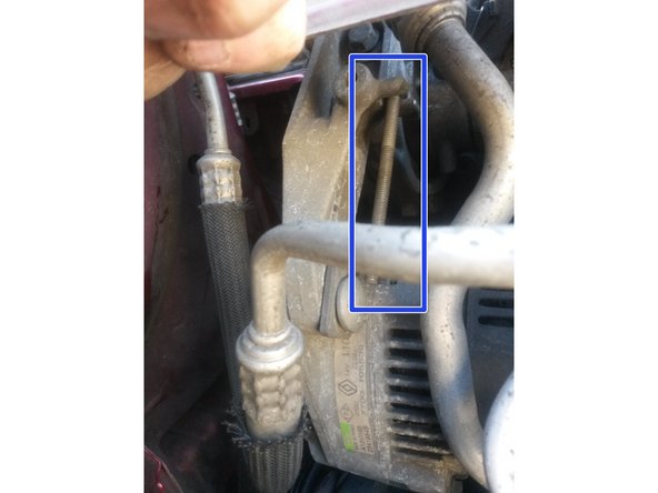 Faire tourner la longue vis pour détendre la courroie.Puis retirer la courroie.