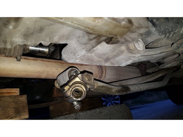 Avec une douille de 13mm desserrez l'écrou puis tirez sur la biellette