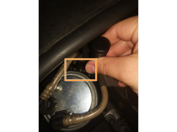 Avec un cliquet et une douille de 10mm, on vient dévisser la vis de support du filtre.