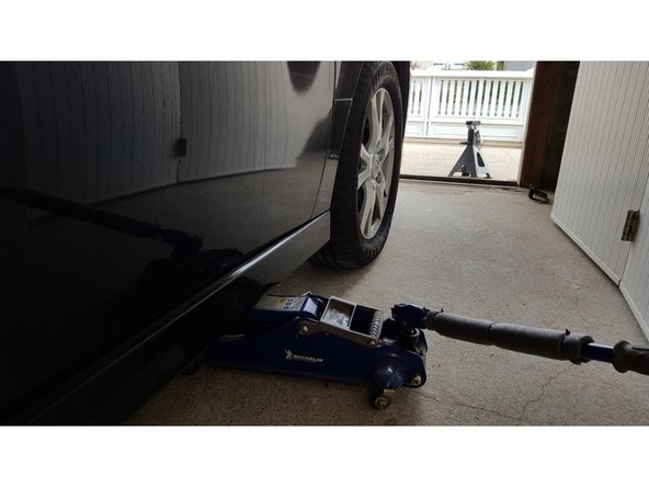 pour vidanger tout le circuit d'huile on retire le bouchon de remplissage sur le moteur et on retire le crique pour mettre la voiture bien à plat.