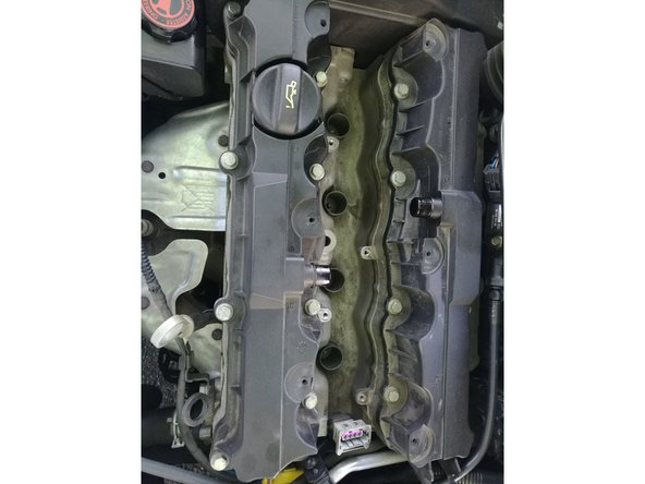 Débrancher la connectique du bloc de bobines tout en appuyant sur la barrette métallique du connecteur et en tirant celle-ci vers le bas