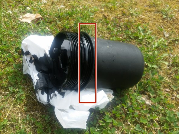 Huiler un peu le joint avec l'huile de vidange usagée.