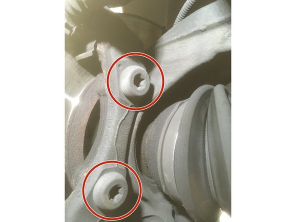 A l'aide du cliquet et de la douille de Torx T55 dévisser les 2 vis de T55 de la chape