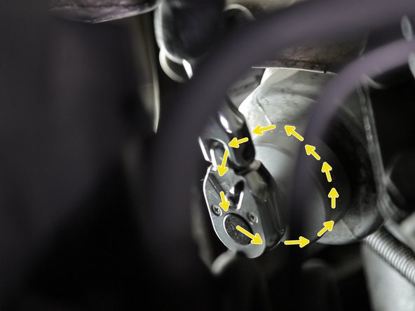 A l'aide d'un cliquet et de la douille 36 desserrer la cloche du filtre à huile