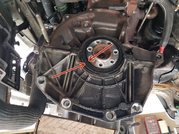 Une fois le volant moteur déposé, on voit le joint SPI apparaitre.