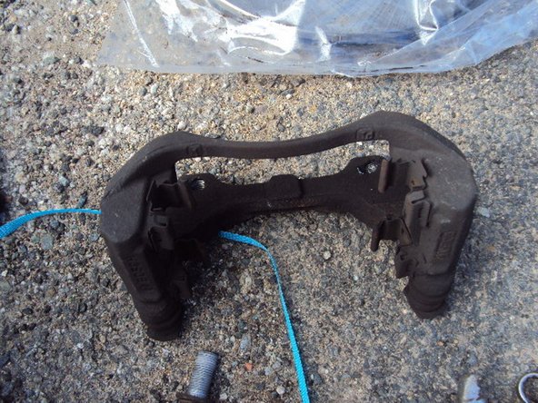 Démontez le porte-étrier en dévissant les 2 vis de part et d'autre avec une clé de 19mm (ou clé de 3/4)