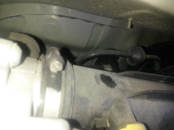 Le plus pénible reste à faire. Il faut ouvrir le purgeur du radiateur de chauffage de l'habitacle. Le purgeur (ressemblant à un bouchon de valve auto) est caché derrière la conduite d'alimentation en air du moteur.