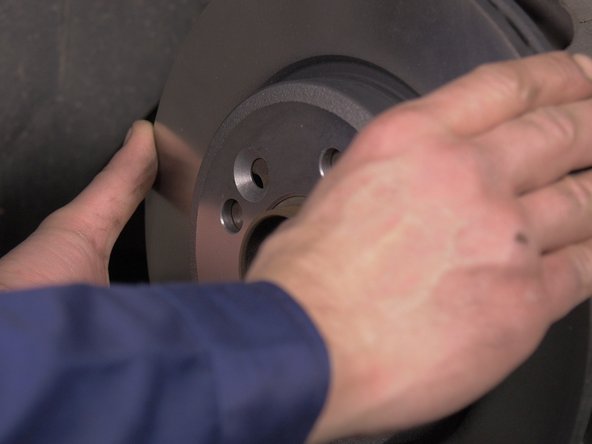 Poser simplement le nouveau disque sur le moyeu