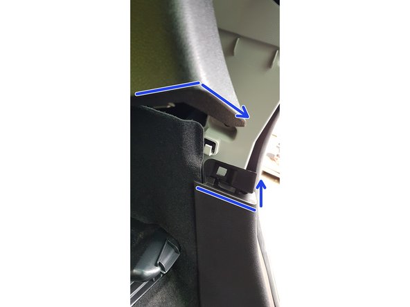 Rappel au niveau du support horizontal du coffre, il s'enffiche sur le support vertical par le bié d'une coulisse male/femelle.