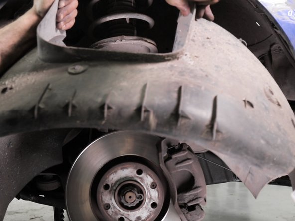 Une fois toutes las attaches retirées, extraire le pare boue en tirant délicatement vers vous