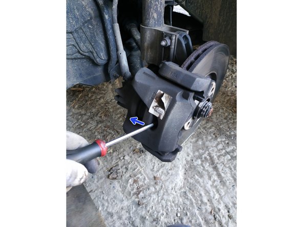 repousser légèrement le piston à l'aide d'un tournevis plat