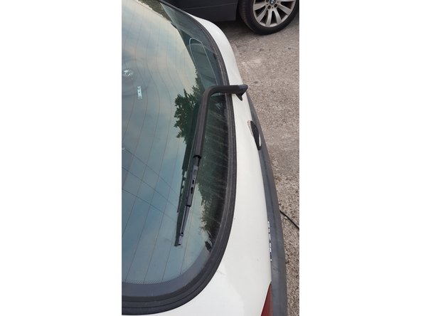 Replacez le balai en positionnant l'axe dans son logement.