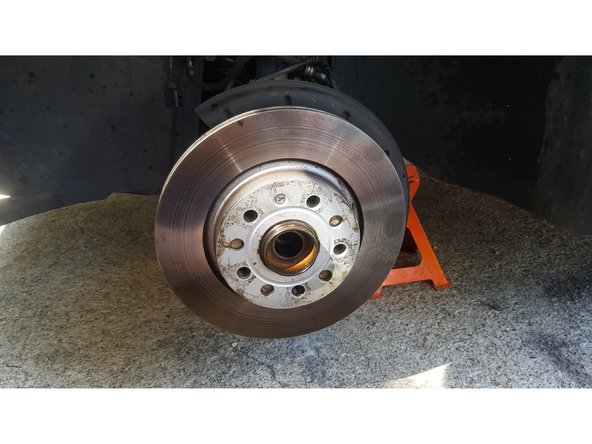 Avec un embout Philips Pozidriv PZ3 retirez la vis du disque.