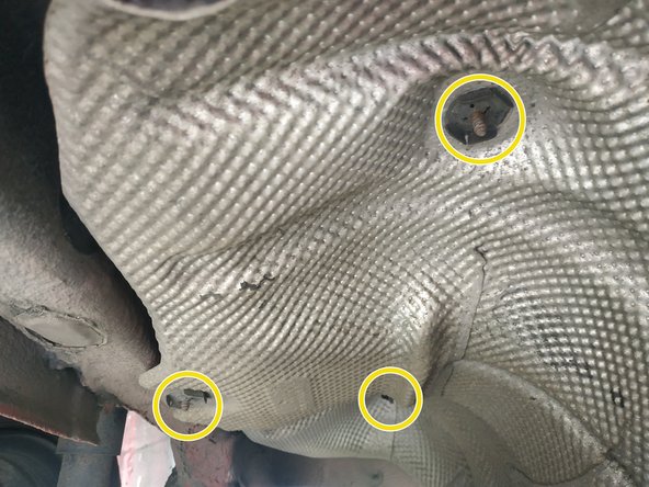 retirer les 3 clips métalliques qui maintiennent la tôle