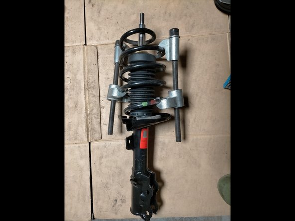 Respecter l'ordre et le sens d'empilage des pièces : cache poussières, ressort, caoutchouc, butée et écrou.