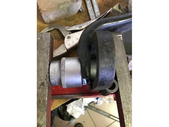 Monter de nouveaux silentblocs ( Il faut un Gros etau et des douilles de 28 et 36 - C'est fastidieux