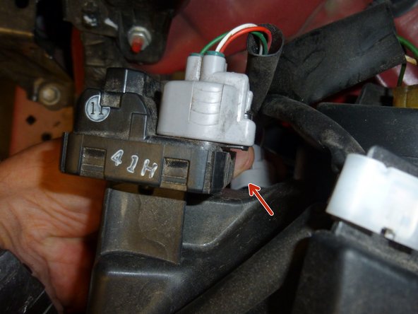 Sur la deuxième photos,on voit un bout de  mon pouce, flêche rouge.je précise que j''effectue ce travail du coté opposé aux réservoir du lave glace, plus de place pour les photos.