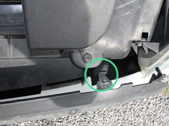 Vous pouvez ôter complètement la calandre permettant ainsi d'avoir accès à l'une des vis du phare.