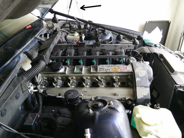 Avec du fil de fer, accrocher la rampe au capot de façon à ce qu'elle ne gène pas