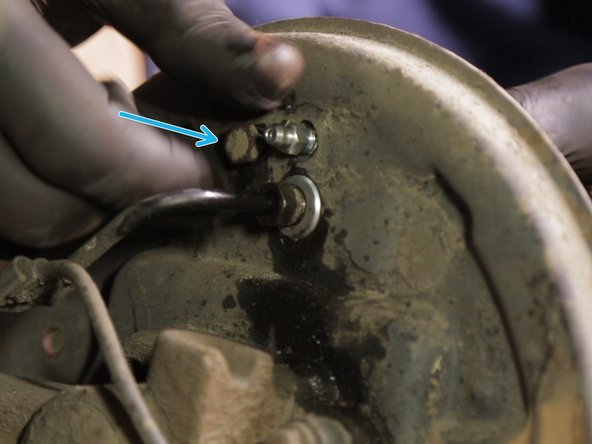 Replacer la vis et la serrer avec la clé à pipe de 10