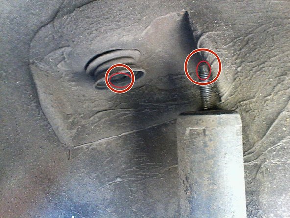 Rabaisser le vehicule faire attention de bien remettre en place l'amortisseur dans son logement ( regarder les 2 cotes du vehicule ) et controler sous le vehicule si les ressort sont bien en place