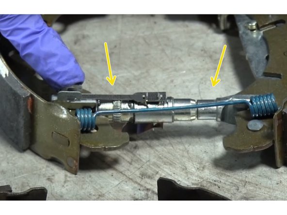 Comparer l'ancien et le nouveau kit de frein (ressort,mâchoires,rattrapage automatique)