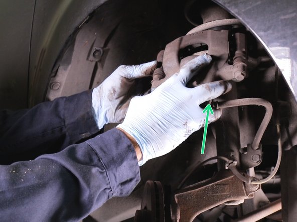 Accrocher l’étrier de frein au ressort d'amortisseur