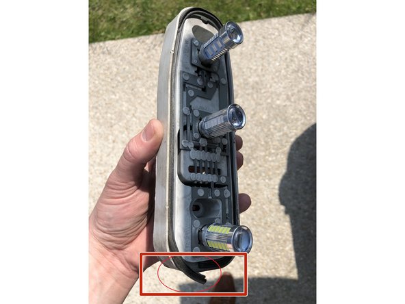 attention à bien remettre le joint dans son logement ( rectangle Rouge )