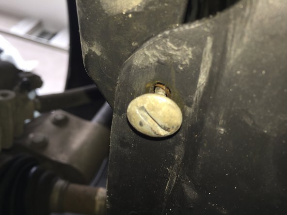 Bien la positionner entre les fentes les clips en plastique