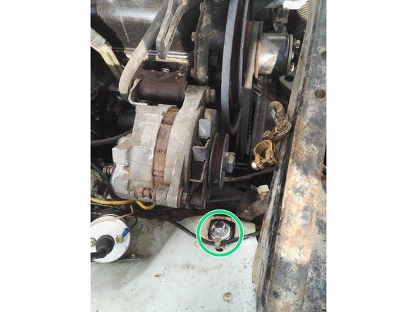 On met le nouvelle amortisseur en place (Ne pas oublier les silents blocs !) en commençant par revisser l'écrou + contre écrou dans le compartiment moteur