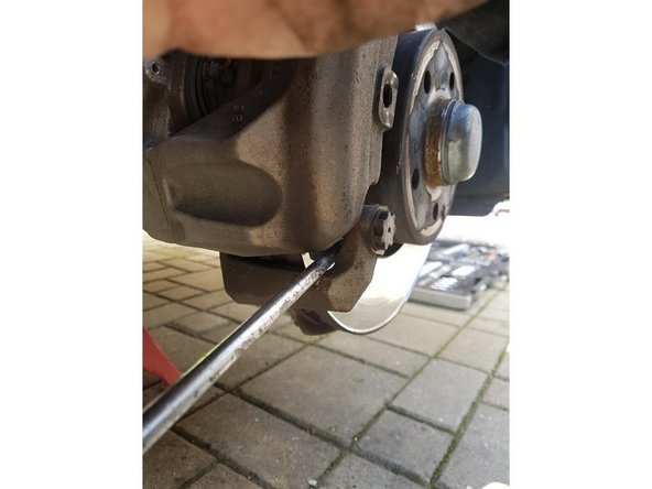 A l'aide d'un levier (Tournevis) creez un petit jeu entre le disque et les plaquettes afin de faciliter le dégagement de l' etrier