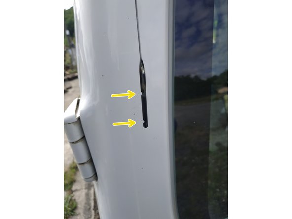 contrôler à la jauge (la flèche du bas représente le mini, la flèche du haut le maxi : on cherche à être juste en-dessous du maxi) et compléter si nécessaire