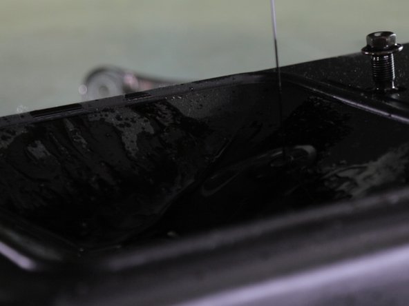 Une fois toute l'huile évacué vous pouvez nettoyer le carter avec un chiffon