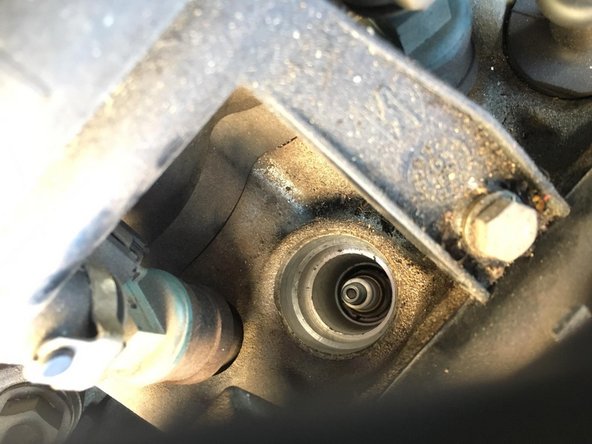 Une fois les 4 câbles d'allumage retiré vous avez accès aux bougies