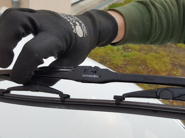 Réaliser la même opération pour le deuxième balai d'essuie-glace