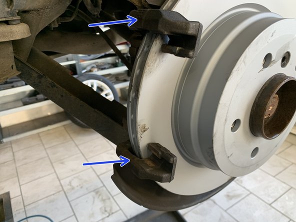 Viser les deux vis de 16