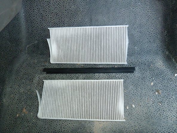 Enlever le bouchon à gauche du logement des filtres.