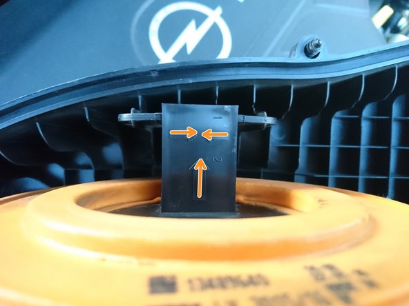 Démonter le filtre en appuyant fermement de chaque côté de la pièce puis pousser vers le haut pour déverrouiller le filtre.