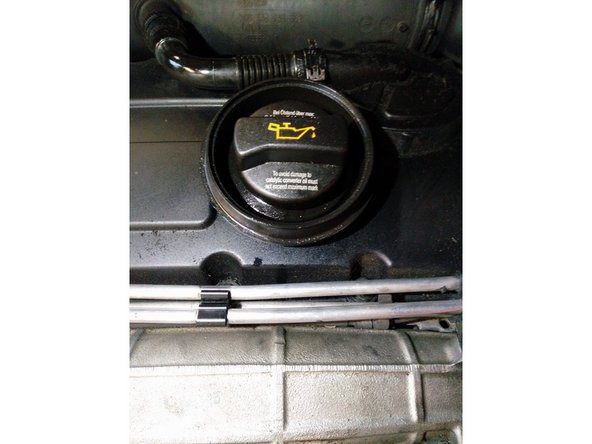 verser environ 4 litre d'huile et ensuite controler le niveau a l'aide de la jauge a huile, puis en rajouter jusqu'a que le niveau soit entre le mini et maxi. démarrer le moteur quelle-que seconde pour remplir le filtre a huile et ajuster le niveau d'huile, remettre le cache sur moteur.