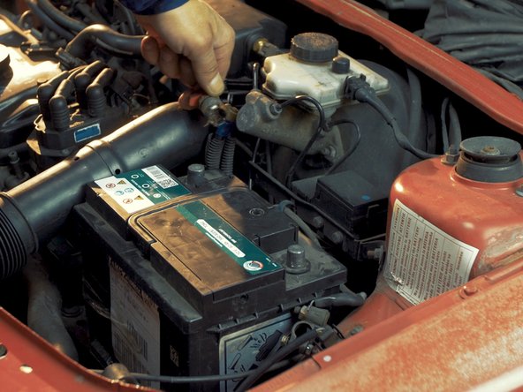 Débrancher la cosse + de la batterie