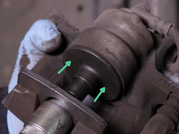 Une fois le piston repoussé retirer le  repousse piston