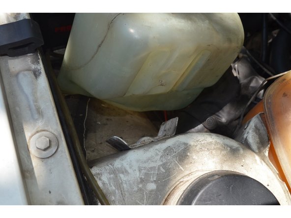 La pompe qui est restée sur le bocal est toujours reliée par les tuyaux de sortie alors ne tirez pas trop fort afin de ne pas les endommager.